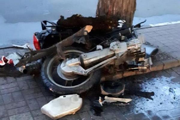 В Новороссийске мотоцикл врезался в дерево, два человека погибли